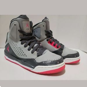 Jordan Flights size 6Y #630611-018